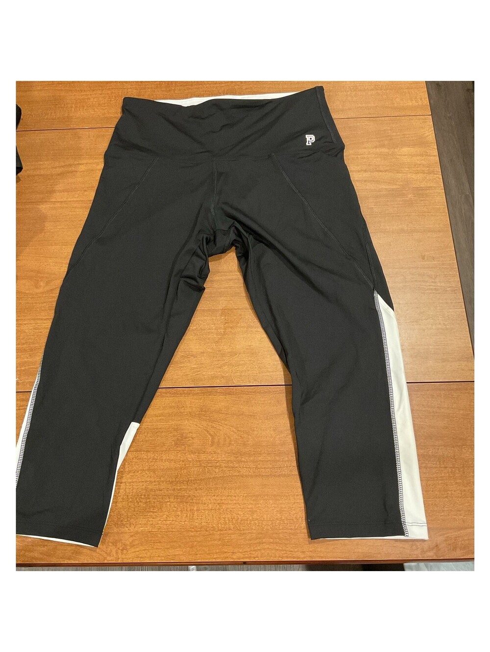 PINK Ultimate Black & White Color Capri Leggings L -103
